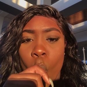 Meet your Posher, Dominique